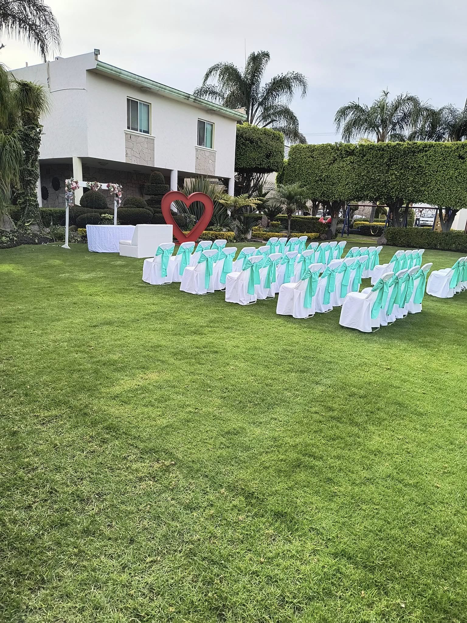 Montaje de ceremonia en jardín